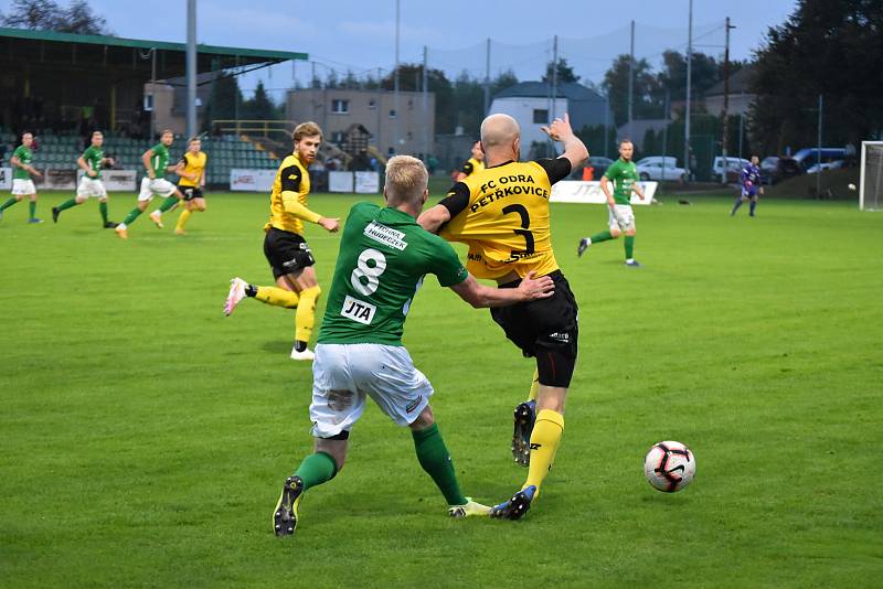 Fotbalisté Petřkovic (ve žluto-černém) při výhře 2:1 v Hlučíně (3. 10. 2020).