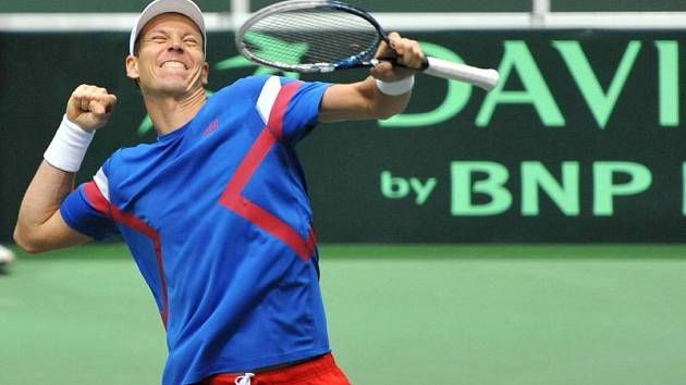 Tomáš Berdych se raduje z výhry a srovnání stavu na 1:1 na zápasy.