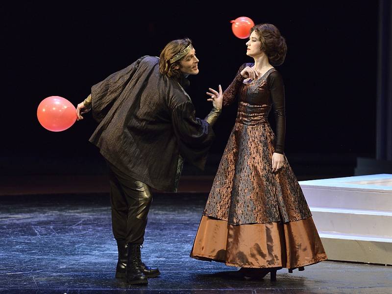   Thomas Weinhappel (Hamlet) a Janja Vuletic (Gertruda) na zkoušce opery Hamlet.  