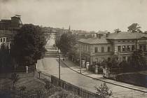 Obecná škola na Baranovci v roce 1926, vlevo od ní ředitelství Wilczkových dolů, v pozadí těžní věž Dolu Trojice.