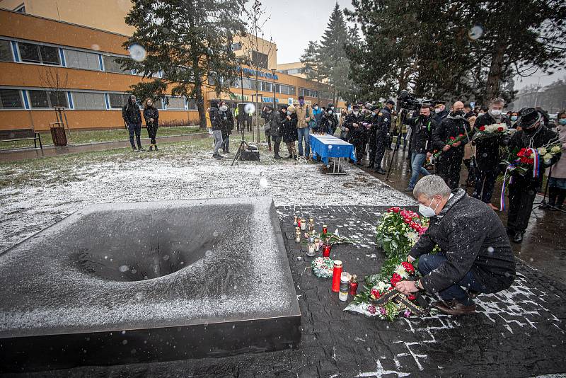 Před budovou Fakultní nemocnicí Ostrava byl odhalen památník obětem loňské tragické střelby, 10. prosince 2020. Umělecké dílo evokuje černou díru.