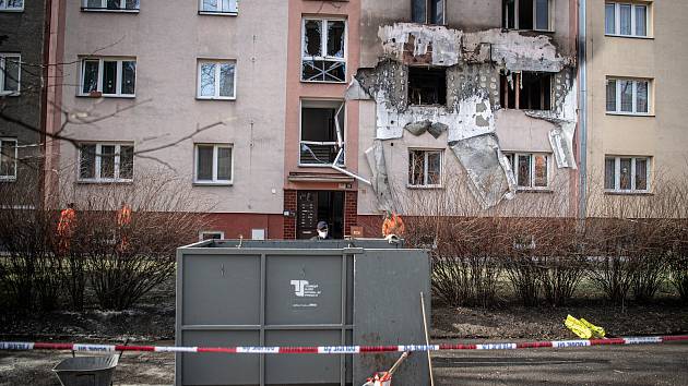 Panelový dům na ulici Provaznická den po explozi, 25. února 2021 v Ostravě.