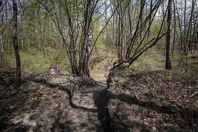 Nepořádek po vyklízení bezdomovecké kolonie poblíž Bohumínské ulice, 28. dubna 2022 v Ostravě.