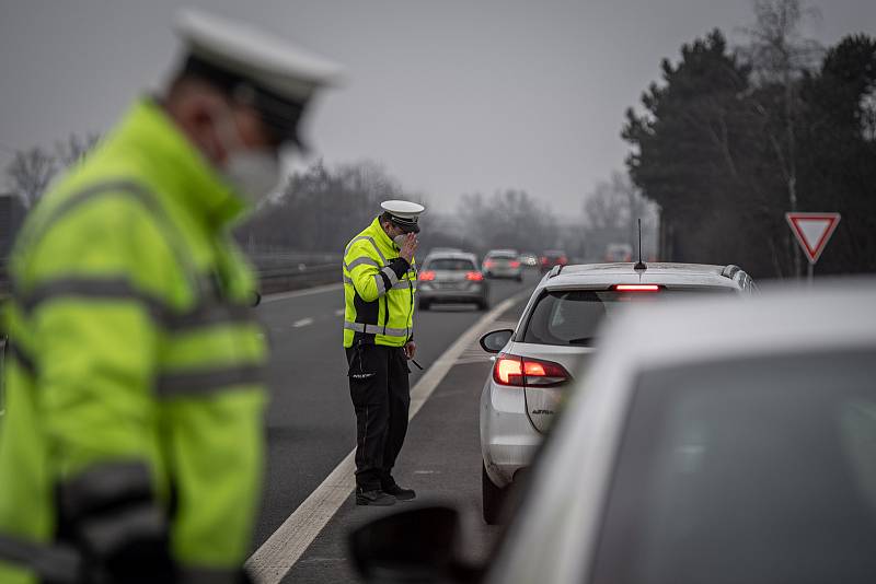 Policejní kontrola mezi okresy Ostrava a Frýdek-Místek na ulici Místecká, 1. března 2021. Policie tento den začala kontrolovat, jestli lidé dodržují nová protiepidemická opatření omezující volný pohyb mezi okresy.