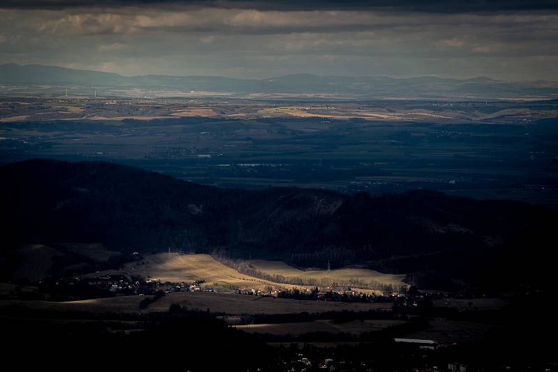 Panoramatická Stezka Valaška pod vrcholem Tanečnice na Pustevnách v Beskydech, únor 2020.