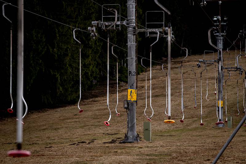 Ve ski areálu Zlatník trvala zimní sezóna pouze devatenáct dní než kompletně roztál sníh, 26. února 2020 v Krásném.