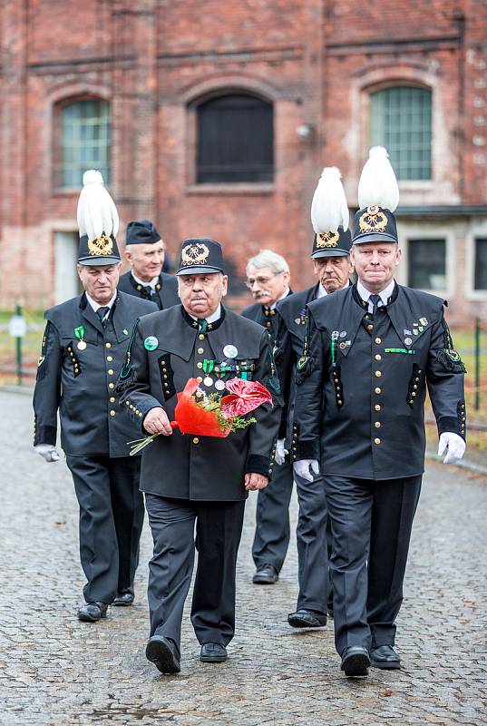 Horníci v krojích uctili památku Svaté Barbory v areálu ostravského hornického muzea Landek.