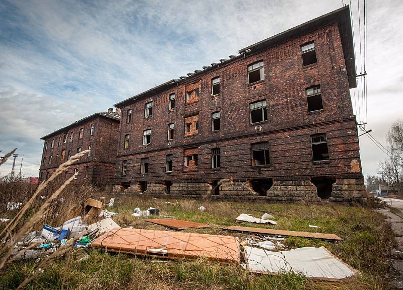 Ostravské ghetto Přednádraží. Snímek ze začátku roku 2014. Opuštěné domy v lukrativní ostravské čtvrti i nadále chátrají. 