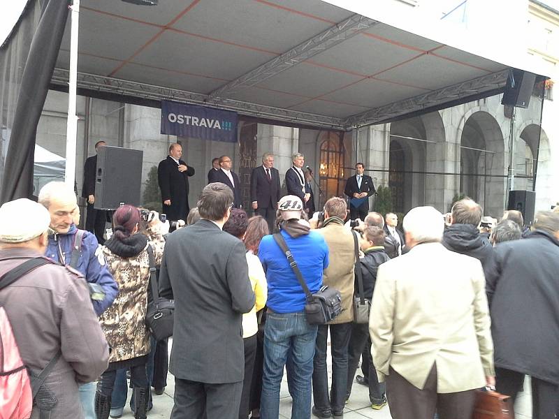 Setkání prezidenta Miloše Zemana s občany na Prokešově náměstí v centru Ostravy. Na snímku projev primátora Ostravy Petra Kajnara.