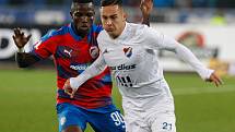 FC Baník Ostrava - FC Viktoria Plzeň, vlevo Ekpai Ubong Mosses, vpravo Daniel Holzer