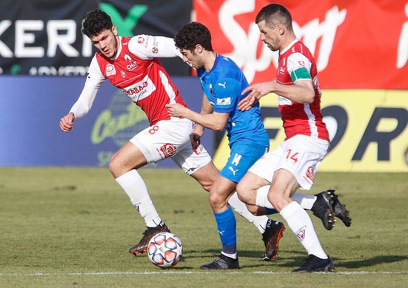 Fotbalové utkání Fortuna ligy mezi FK Pardubice (v červenobílém) a FC Baník Ostrava ( v modrém) na Městském stadionu Ďolíček v Praze.