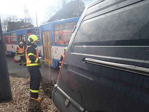 Zásah ostravských hasičů u nehody tramvaje s dodávkou.