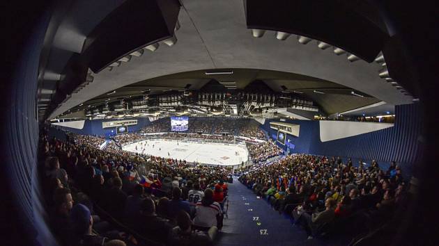Hokejový duel seriálu Euro Hockey Tour Česko - Rusko před vyprodanou halou v Ostravě skončil pro domácí tým prohrou 2:4. 