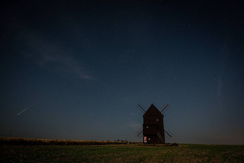 Pozorování Perseid u větrného mlýnu v Bravinné-Dolní Nový Dvůr, 12. srpna 2022.