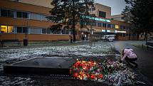 Před budovou Fakultní nemocnicí Ostrava byl odhalen památník obětem loňské tragické střelby, 10. prosince 2020. Umělecké dílo evokuje černou díru.