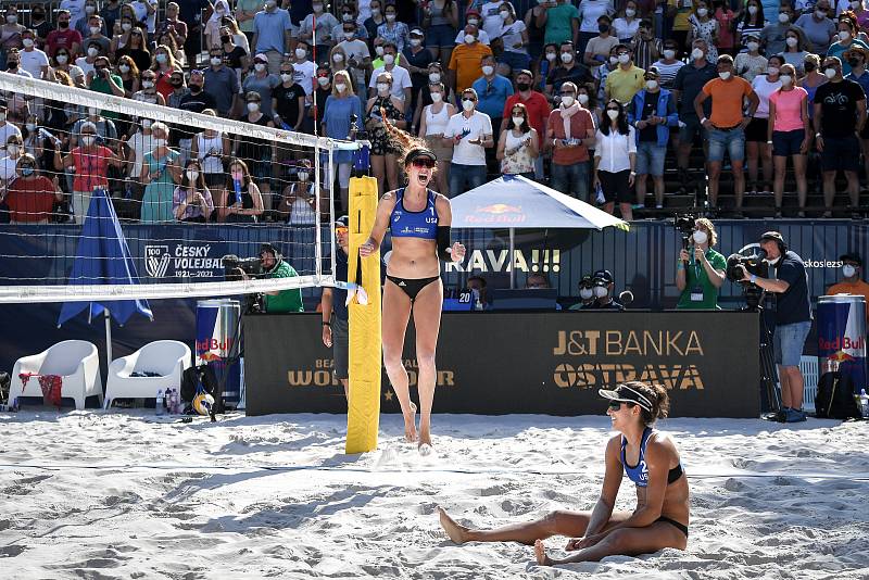 Turnaj Světového okruhu v plážovém volejbalu kategorie 4*, 6. června 2021 v Ostravě. Finálový zápas - Jolana Heidrichová, Anouk Verdeová-Depraová ze Švýcarska vs. Sarah Sponcilová (vpravo), Kelly Claesová (vlevo) z USA.