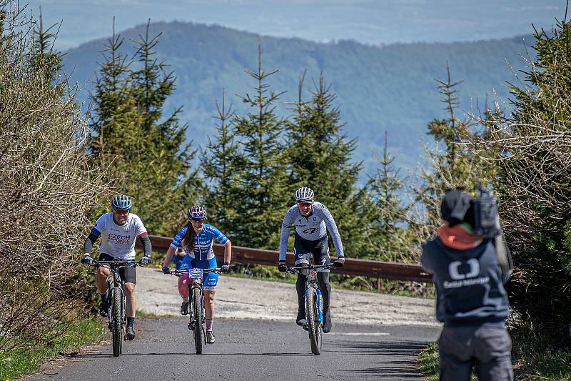 Cyklista Jaroslav Kulhavý vyjíždí na Lysou horu, 22. května 2020. Vystoupat na Lysou horu chce třináctkrát za sebou, aby na kole zdolal nadmořskou výšku 8848m (výška nejvyšší hory světa Mount Everest).