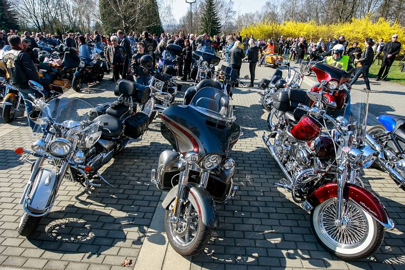 Pohřeb Věry Špinarové - ústřední hřbitov ve Slezské Ostravě.Přijeli fanoušci Věry Špinarové na motocyklech převážně Harley