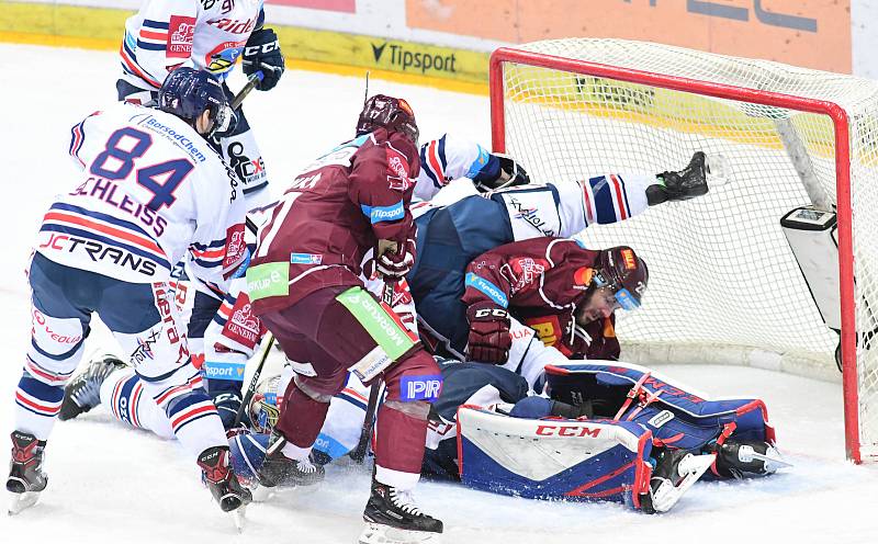 Utkání předkola play off hokejové extraligy - 3. zápas: HC Sparta Praha - HC Vítkovice Ridera, 14. března 2019 v Praze. Na snímku (zleva) Jan Schleiss, Jaroslav Hlinka, brankář Vítkovic Patrik Bartošák