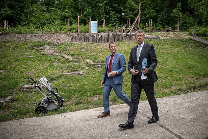 Předseda vlády České republiky Andrej Babiš (vpravo) si prohlédl KouPark, 1. června 2021 v Ostrava-Radvanicích. Doprovodil ho starosta Radvanic Aleš Boháč (vlevo).