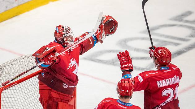 Čtvrtfinále play off hokejové extraligy - 2. zápas: HC Oceláři Třinec - HC Vítkovice Ridera, 20. března 2022 v Třinci. Brankář Třince Ondřej Kacetl, David Musil z Třince a Martin Marinčin z Třince.