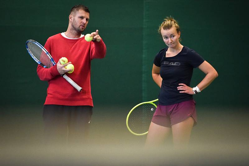 Tenisový trénink hráčky Barbory Krejčíkové, 28. listopadu 2018 v Ostravě. Na snímku (vlevo) trenér Pavel Šnobel.