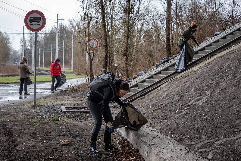 Pojďte s námi uklízet Ostravu. To byla dobrovolnická akce, jejíž cílem bylo uklidit okolí od odpadků a nepořádku kolem Slezskoostravského hradu, 17. dubna 2021 v Ostravě. Náměstkyně primátora Andrea Hoffmannová.