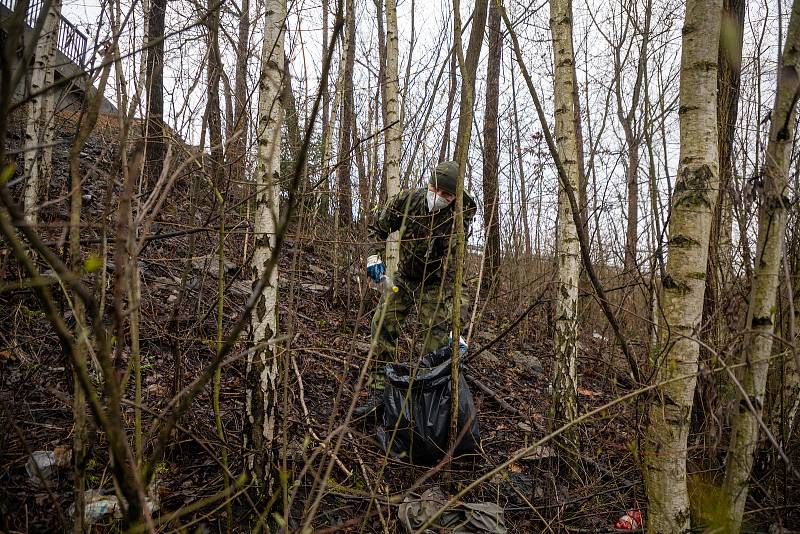 Pojďte s námi uklízet Ostravu. To byla dobrovolnická akce, jejíž cílem bylo uklidit okolí od odpadků a nepořádku kolem Slezskoostravského hradu, 17. dubna 2021 v Ostravě.