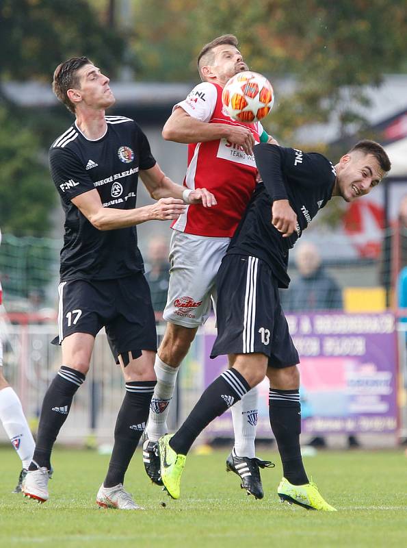 Utkání Fobalové národní ligy mezi FK Pardubice (ve červenobílém) a MFK Vítkovice ( v černém) na hřišti pod Vinicí v Pardubicích.