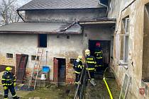 Zásah hasičů u hořícího domu ve Vřesině, 31. prosince 2022.