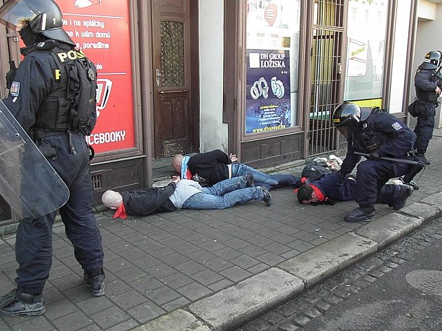 Zásah ostravských policistů proti brněnským rowdies.