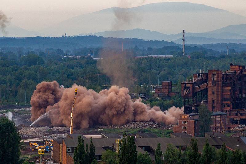 Odstřel ostravského komínu Strakáč, 3. srpna 2019 v Ostravě.