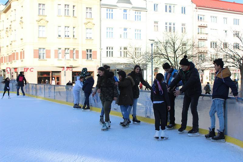 Bruslení v centru Ostravy skončilo. Atmosféra posledních dnů Vánočního kluziště na Masarykově náměstí.