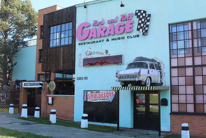 Rokenrolový Garage Club v Martinově.