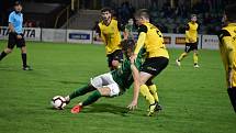 Fotbalisté Petřkovic (ve žluto-černém) při výhře 2:1 v Hlučíně (3. 10. 2020).