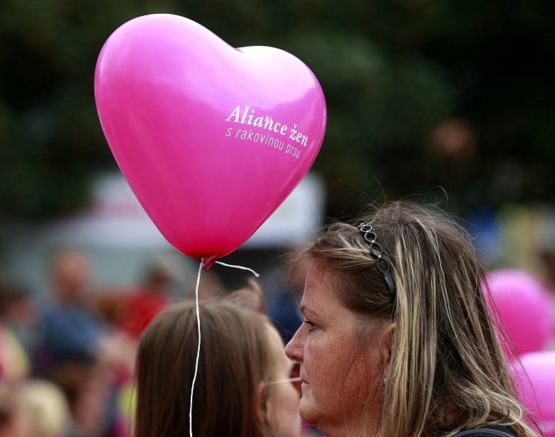 Desítky žen se v sobotu vydaly na pochod proti rakovině prsu. Růžová trička zaplavila Hlavní třídu v Ostravě-Porubě.