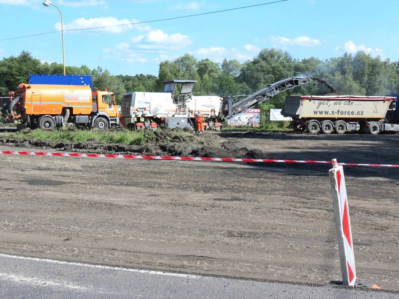 Výstavba nové okružní křižovatky ulic Těšínská, Anglická a U Závor v Havířově-Šumbarku. 