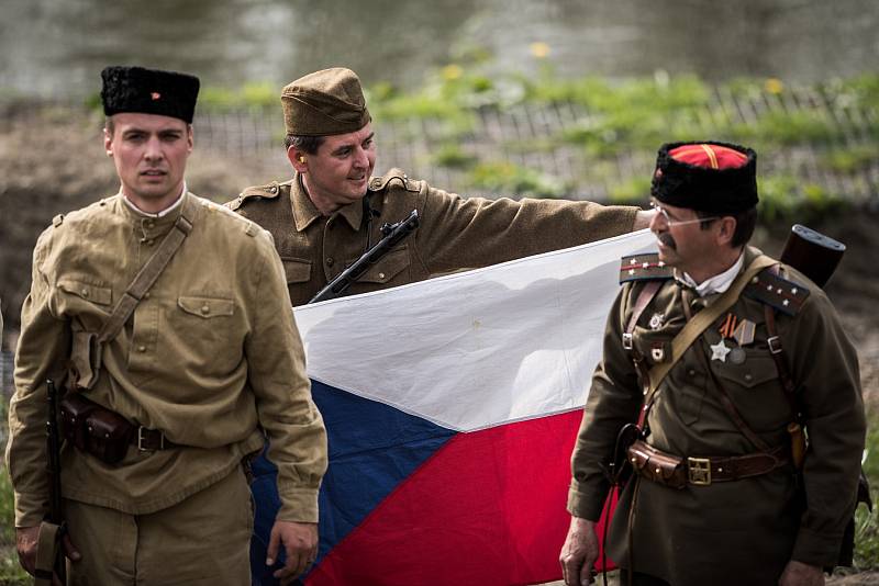 Historická ukázka osvobozovacích bojů v Ostravě na břehu řeky Ostravice u příležitosti oslav 70. výročí osvobození města.