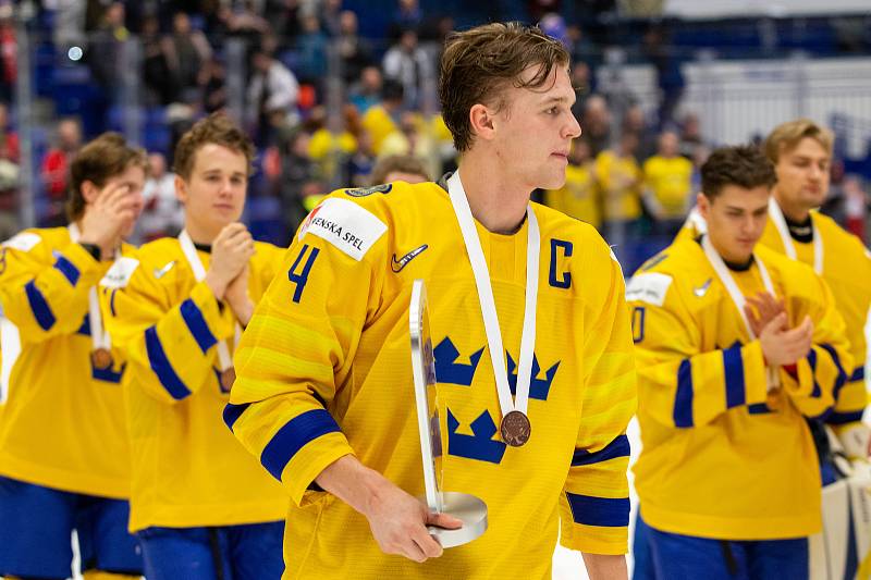 Mistrovství světa hokejistů do 20 let, zápas o 3. místo: Švédsko - Finsko, 5. ledna 2020 v Ostravě. Na snímku (uprostřed) Adam Ginning (SWE).