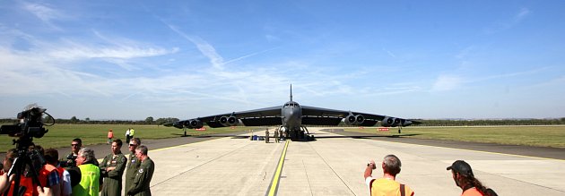 Návštěvníci letošních Dnů NATO opět po třech letech uvidí legendární americký bombardér B-52H Stratofortress. Ten do Ostravy přiletěl ve čtvrtek krátce před polednem.