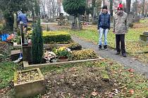 Pozůstalí po Eduardovi L. u místa smísení ostatků ze sociálních pohřbů na hřbitově v Zábřehu, 28. 11. 2022.