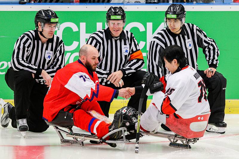 Mistrovství světa v para hokeji 2019, Česká republika - Japonsko, 27. dubna 2019 v Ostravě. Na snímku (zleva) Geier Michal (CZE), Kodama Nao (JPN).