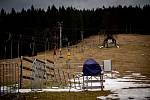Ve ski areálu Zlatník trvala zimní sezóna pouze devatenáct dní než kompletně roztál sníh, 26. února 2020 v Krásném.