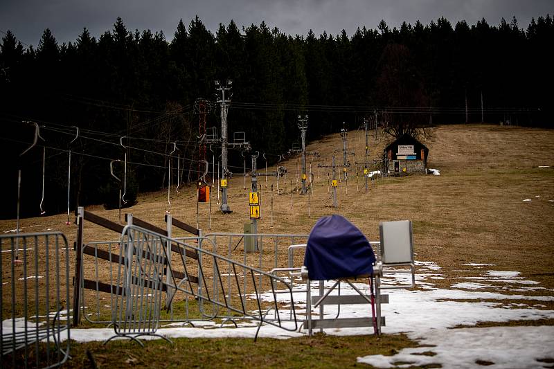 Ve ski areálu Zlatník trvala zimní sezóna pouze devatenáct dní než kompletně roztál sníh, 26. února 2020 v Krásném.