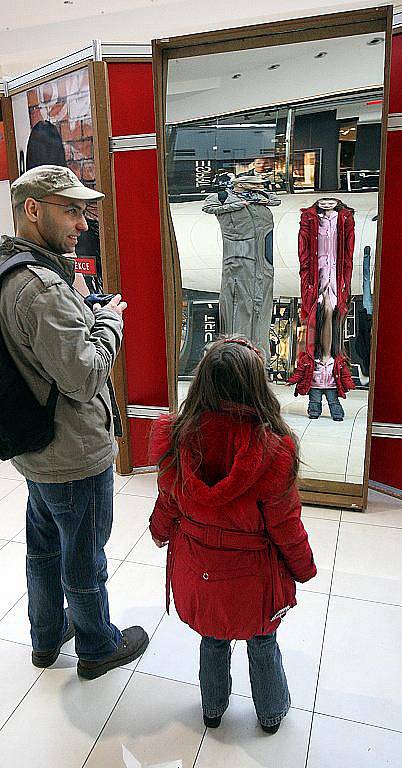 Zrcadlový labyrint přilákal do obchodního centra Shopping park spoustu lidí. Pobavily se jak děti, tak i dospělí.