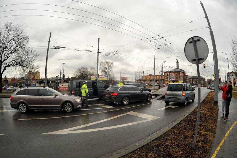 Jednoho ze členů skupiny, který prchal ve vozidle BMW, zadrželo komando celníků předloni v únoru v centru Ostravy. 