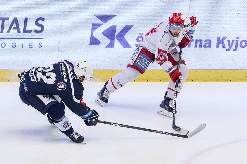 Vladimír Svačina v dresu třineckých Ocelářů. Na snímku s ním (zleva) Ondřej Kratěna, Škoda Plzeň