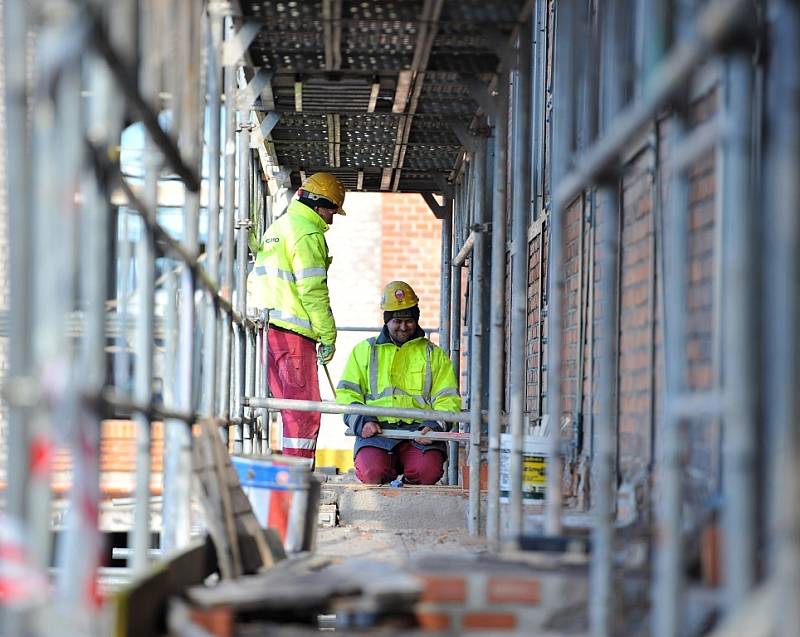 TROJHALÍ KAROLINA. Industriální prostor, který den ode dne nabírá jasnějších obrysů, by ve svých útrobách mohl mít celoroční zastřešenou tržnici. 