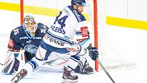 Utkání 3. kola hokejové extraligy: HC Vítkovice Ridera - Bílí Tygři Liberec, 20. září 2019 v Ostravě. Zleva brankář Liberce Justin Peters a Jan Schleiss z Vítkovic.