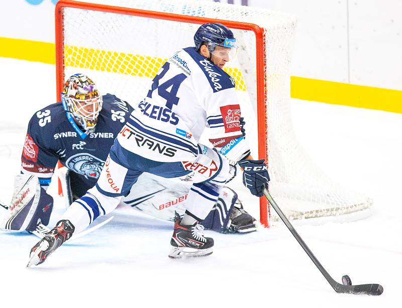 Utkání 3. kola hokejové extraligy: HC Vítkovice Ridera - Bílí Tygři Liberec, 20. září 2019 v Ostravě. Zleva brankář Liberce Justin Peters a Jan Schleiss z Vítkovic.